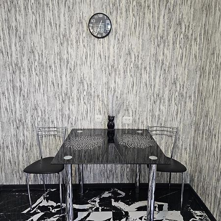 Black And White Apartment Chişinău Eksteriør billede